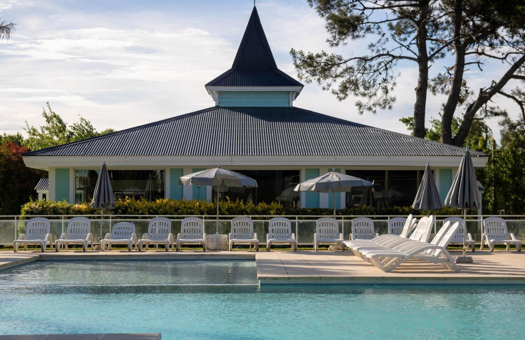 Howard Johnson Hotel & Convention Center Madariaga - Carilo Exterior photo